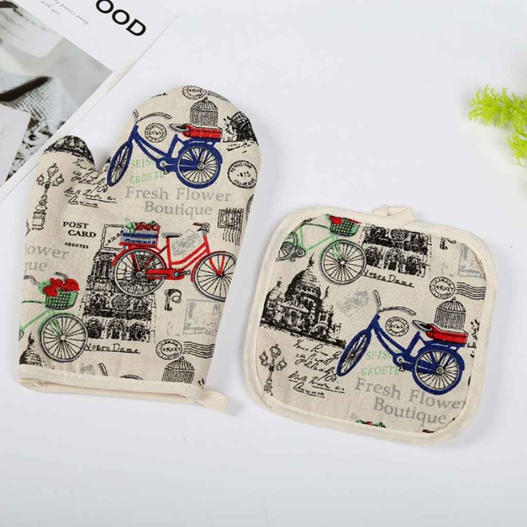 Thick oven gloves made of heat-resistant cotton for handling hot cookware