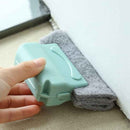 Ergonomic handle brush for deep corner cleaning