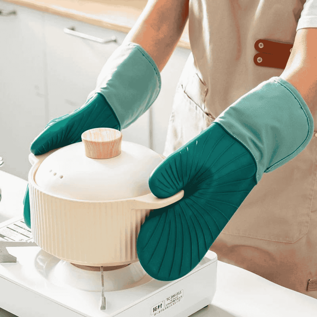 Silicone glove protecting hand from high-temperature surfaces