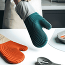 Anti-slip oven mitt for secure grip on hot cookware