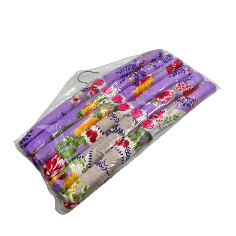 طقم ٥ شماعات مبطنة بالقماش الساتان بنقشة زهرية مع فيونكة أنيقة