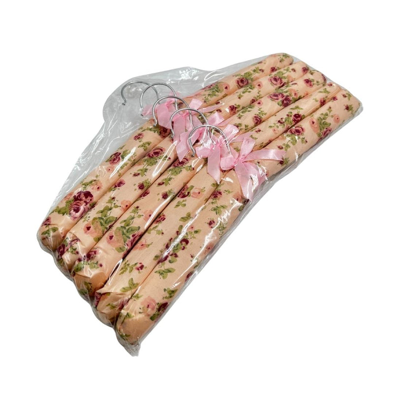 طقم ٥ شماعات مبطنة بالقماش الساتان بنقشة زهرية مع فيونكة أنيقة