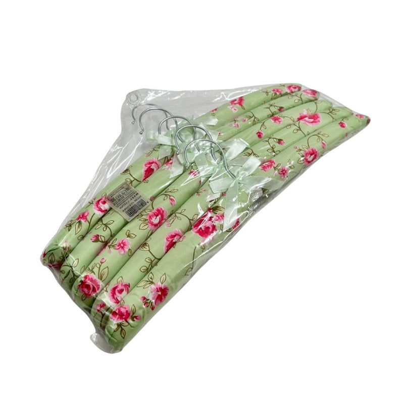 طقم ٥ شماعات مبطنة بالقماش الساتان بنقشة زهرية مع فيونكة أنيقة