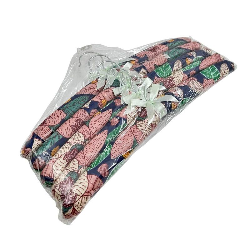 طقم ٥ شماعات مبطنة بالقماش الساتان بنقشة زهرية مع فيونكة أنيقة