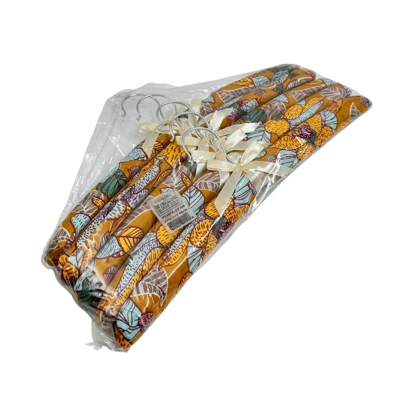 طقم ٥ شماعات مبطنة بالقماش الساتان بنقشة زهرية مع فيونكة أنيقة