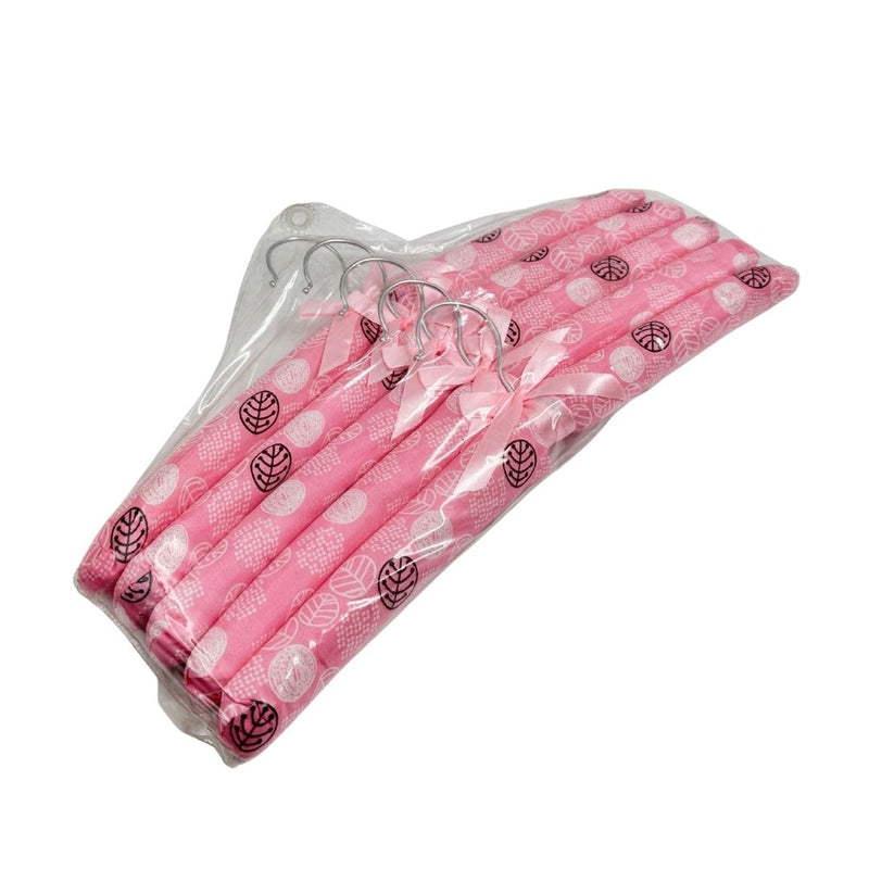 طقم ٥ شماعات مبطنة بالقماش الساتان بنقشة زهرية مع فيونكة أنيقة