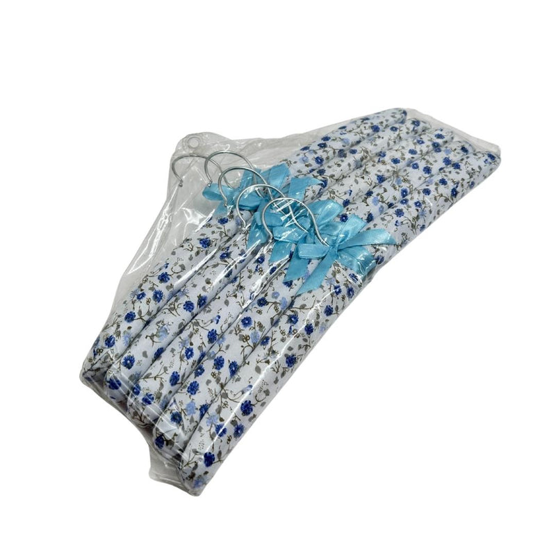 طقم ٥ شماعات مبطنة بالقماش الساتان بنقشة زهرية مع فيونكة أنيقة