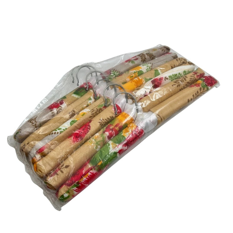 طقم ٥ شماعات مبطنة بالقماش الساتان بنقشة زهرية مع فيونكة أنيقة