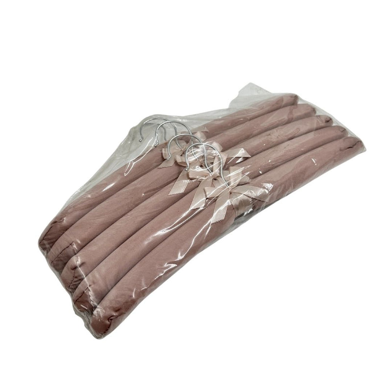 طقم ٥ شماعات مبطنة بالقماش الساتان بنقشة زهرية مع فيونكة أنيقة