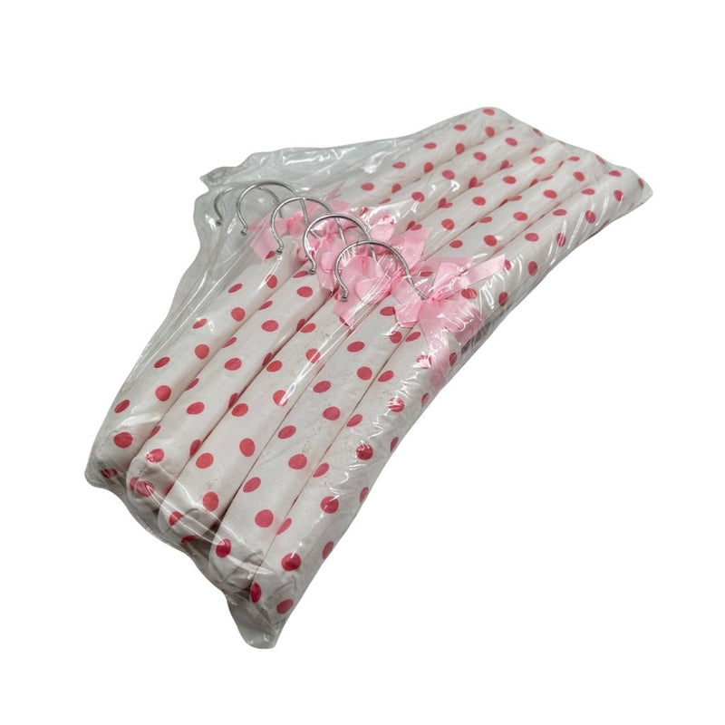 طقم ٥ شماعات مبطنة بالقماش الساتان بنقشة زهرية مع فيونكة أنيقة