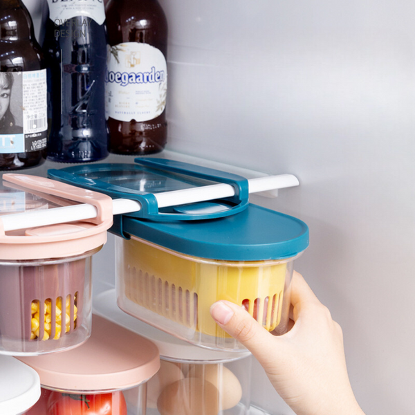 علبة حفظ طعام معلقة لرف الثلاجة مزودة بمصفاة