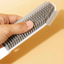 فرشاة تنظيف سيليكون 3 في 1 مع مكشطة وشعيرات ناعمة ومقبض مريح للبقع العنيدة والأسطح المنزلية