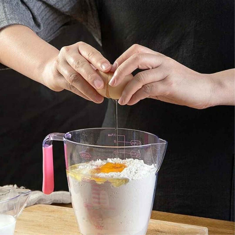 Large acrylic measuring jug with 900 ml capacity, clear scale lines and color handle – cupindy